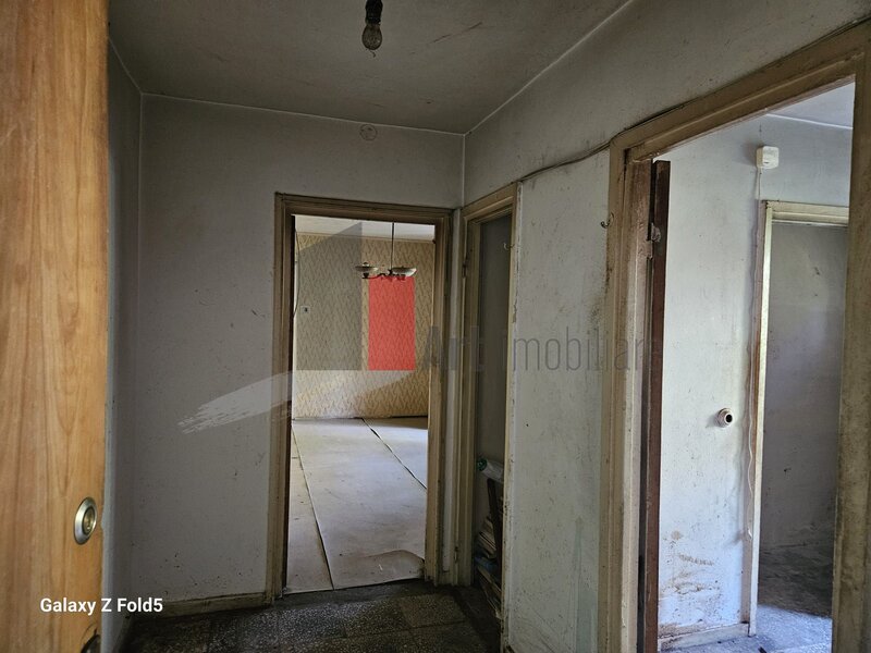 Piata Minis, urgent, apartament 3 camere.